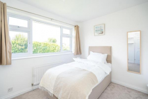 Spacious 5 Bedroom House - Sleeps 7 - 3-Car Driveway - Work - Leisure